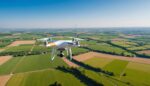Drone quadricoptère en vol au-dessus d'un paysage de campagne française