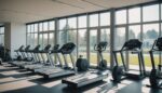 Intérieur lumineux d'une salle de sport et de fitness moderne en France, avec équipements de musculation et cardio-training