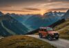 Salon du Tout-Terrain de Valloire : le rendez-vous incontournable des passionnés de 4×4 Véhicule 4x4 tout-terrain sur un sentier de montagne dans les Alpes françaises au coucher du soleil