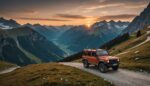 Véhicule 4x4 tout-terrain sur un sentier de montagne dans les Alpes françaises au coucher du soleil