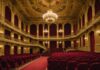 Palais Garnier : pourquoi la scène historique de l’Opéra de Paris va fermer deux ans Intérieur doré du Palais Garnier, opéra historique parisien