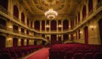 Intérieur doré du Palais Garnier, opéra historique parisien