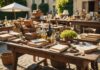 Brocantes et vide-greniers : pourquoi le marché de la seconde main explose en France Stand de brocante en plein air avec objets vintage et antiquités