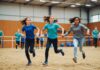 Hobby Horse : ce sport insolite où l’on galope sans cheval cartonne en Isère Adolescents pratiquant le hobby horse, course avec une tête de cheval sur un bâton, en salle de sport