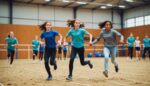 Adolescents pratiquant le hobby horse, course avec une tête de cheval sur un bâton, en salle de sport
