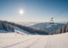 Coupe du monde de ski alpin : calendrier de la nouvelle saison et ouverture des stations Piste de ski enneigée et remontée mécanique dans les Alpes au lever du soleil