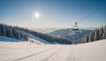 Piste de ski enneigée et remontée mécanique dans les Alpes au lever du soleil