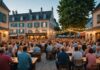 Festivals d’humour : pourquoi les petites villes françaises font salle comble l’été Public riant lors d'un festival d'humour en plein air l'été