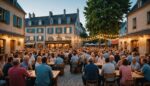 Public riant lors d'un festival d'humour en plein air l'été