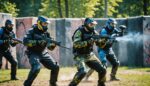 Joueurs de paintball en compétition sur un terrain extérieur lors d'un tournoi international