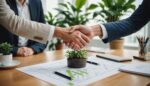 Entrepreneurs signant un contrat de marché public avec des plans durables sur le bureau