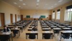 Étudiants passant un concours écrit dans un amphithéâtre