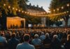 Festivals d’humour : la rentrée confirme l’essor des scènes régionales Scène de stand-up en plein air lors d'un festival d'humour régional, public assis sous des guirlandes lumineuses