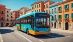 Bus de transport en commun circulant dans une ville côtière ensoleillée, illustration jeu vidéo