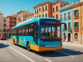 Bus Simulator 27 : le nouveau simulateur de bus d’astragon débarque avec 45 véhicules Bus de transport en commun circulant dans une ville côtière ensoleillée, illustration jeu vidéo
