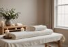 Spas, instituts et massage bien-être : pourquoi le secteur peine à recruter en France Table de massage dans une salle de spa moderne avec serviettes et bougies, lumière douce