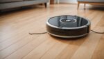 Aspirateur robot en fonctionnement sur un sol en bois dans un salon moderne