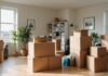 Déménagement : le guide pratique pour ne rien oublier Cartons de déménagement empilés dans un appartement lumineux