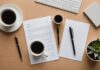 Comment créer un CV qui retient l’attention du recruteur Bureau organisé avec CV, ordinateur et café, symbole pour créer un CV efficace