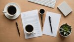 Bureau organisé avec CV, ordinateur et café, symbole pour créer un CV efficace