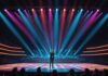 Zazie annonce l’album Volatil et une tournée dans les Zénith Chanteuse sur scène de concert avec éclairages colorés