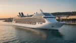 Navire de croisière quittant un port français au coucher du soleil