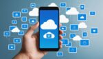 Illustration d'un smartphone synchronisant des photos vers un stockage cloud