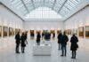 Art Basel Paris : une foire sous nouvelle direction, record de présentations croisées Illustration générée par IA d'une foire d'art contemporain sous verrière, ne représente pas le Grand Palais réel
